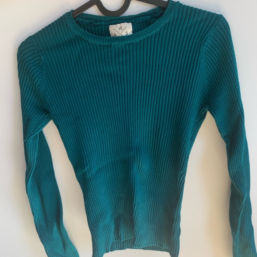 Long knitwear shirt that is tight but also stretchy (a sort of green/blue)